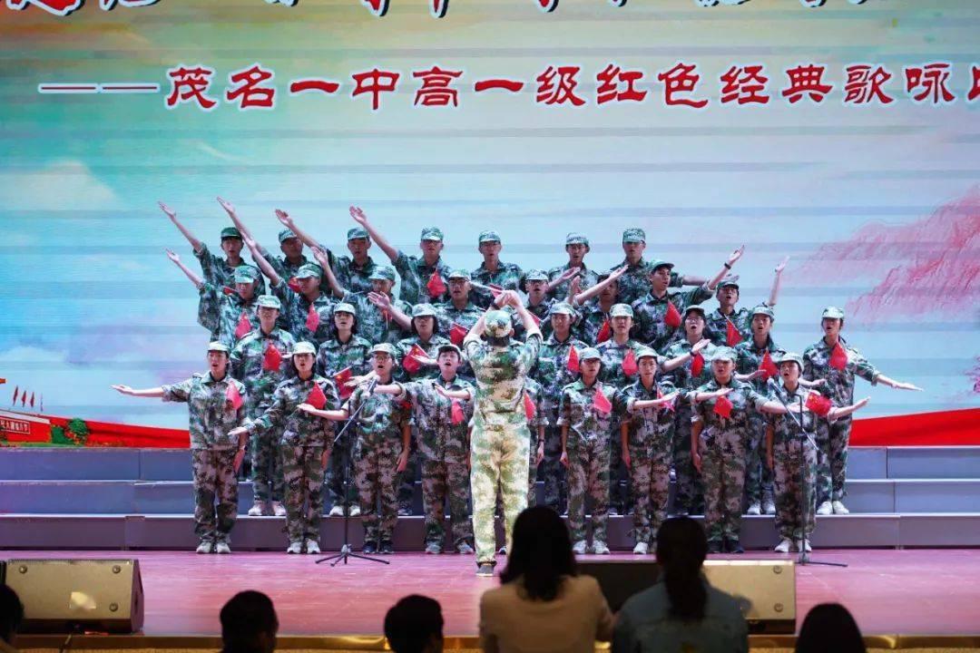 张馨予罕见衣帽间，乍一看以为在商场里，陈列摆放像是服装店