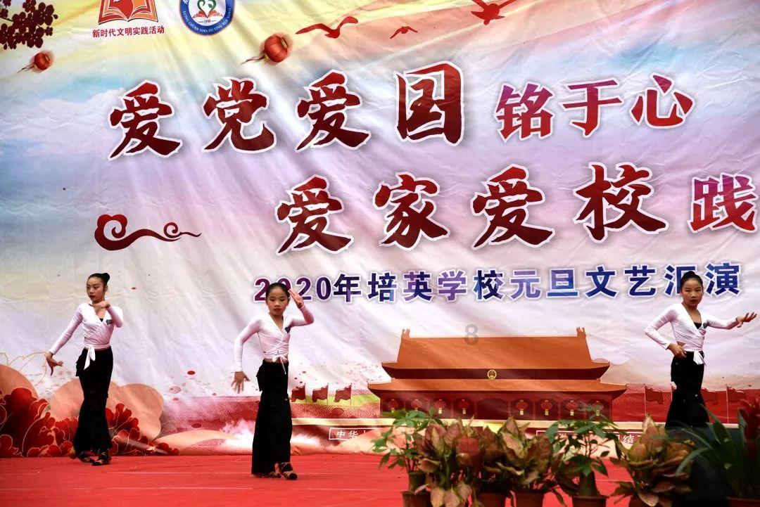 在操场上跑步时，佳佳不小心踩到了前面同学的鞋子我们应该怎么做？